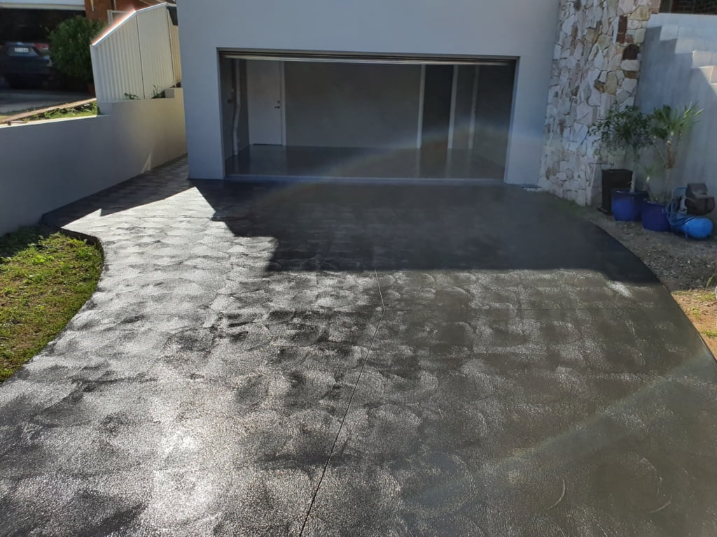 Concrete sealer to a driveway 4